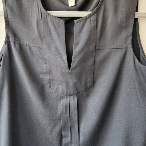 Banana Republic Women's Black Tank Top | Split Neck, Pleated, Medium, Like New - Picture 4 of 6